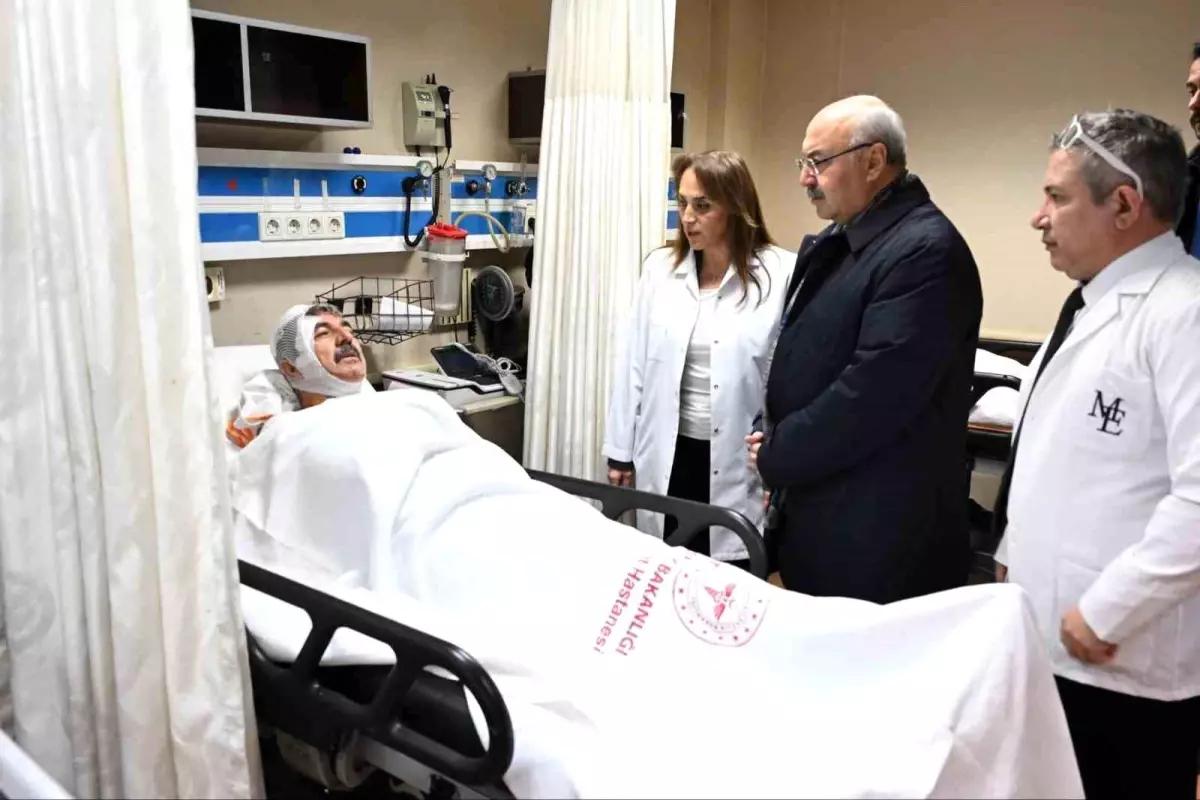 Vali Köşger servis kazasında yaralananları ziyaret etti