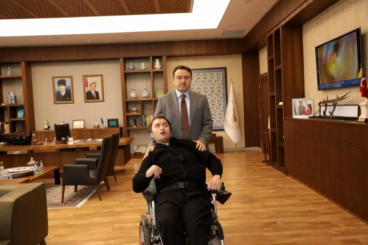 Vali Musa Işın, engelli vatandaşı makamında ağırladı