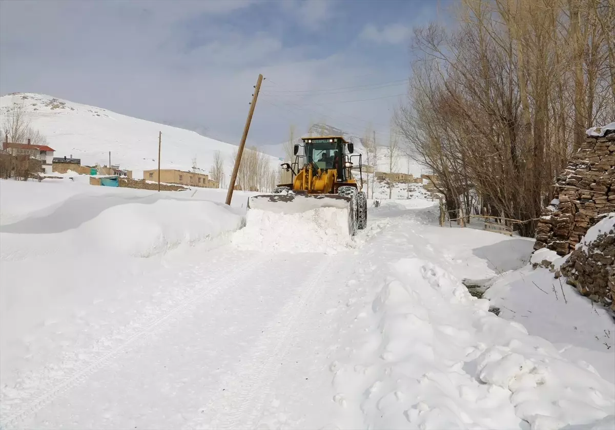 Van'da karla mücadele çalışması devam ediyor