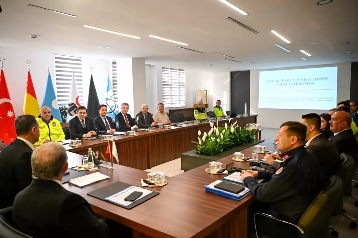 Yalova'da trafik levhaları sadeleştirildi