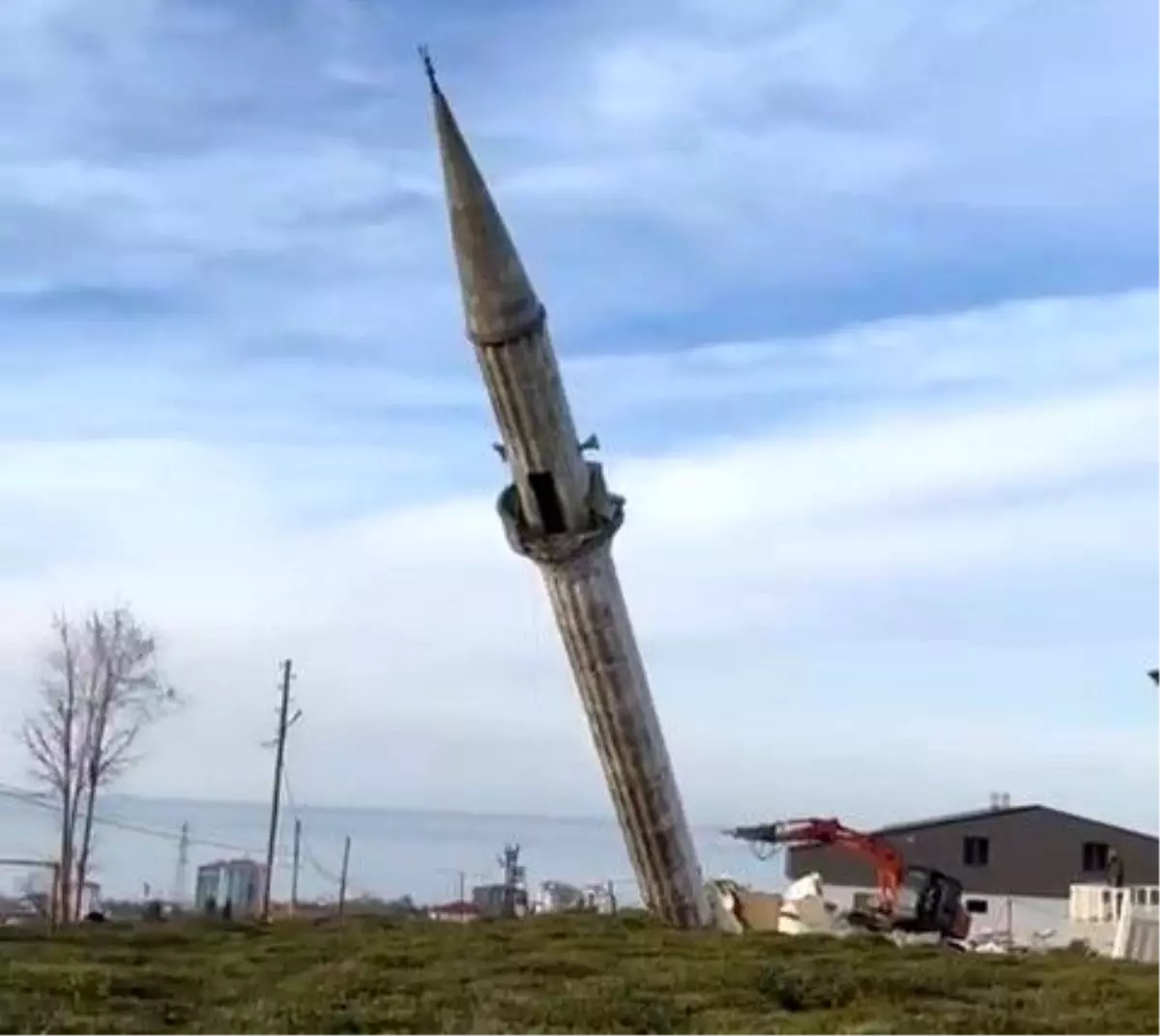 Yenisi yapılınca eski caminin minaresi kontrollü bir şekilde yıkıldı