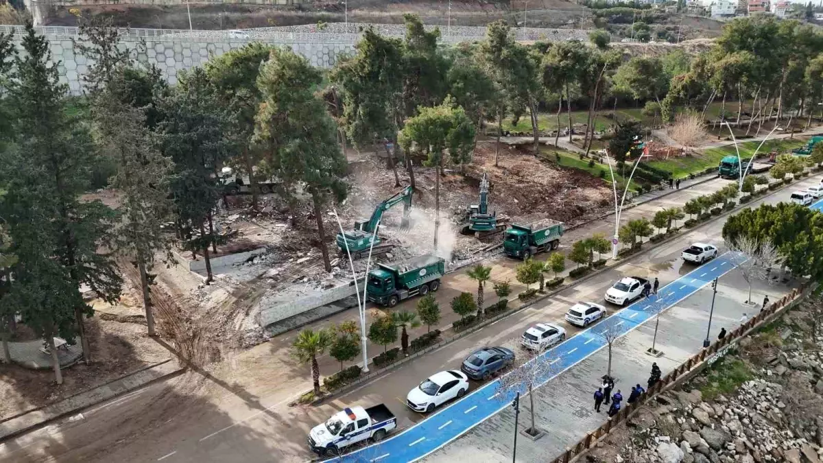 Adana'da kaçak işletmeler yıkılıyor