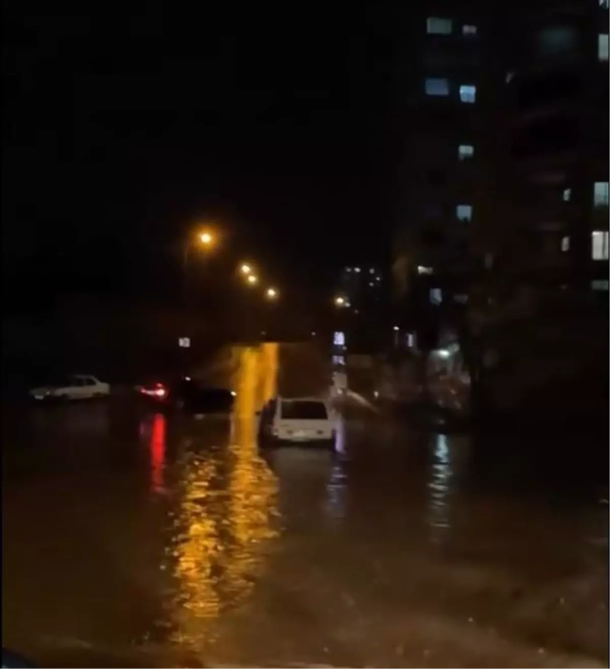 Adana'da Sağanak Yağış: Yollar Sular Altında Kaldı