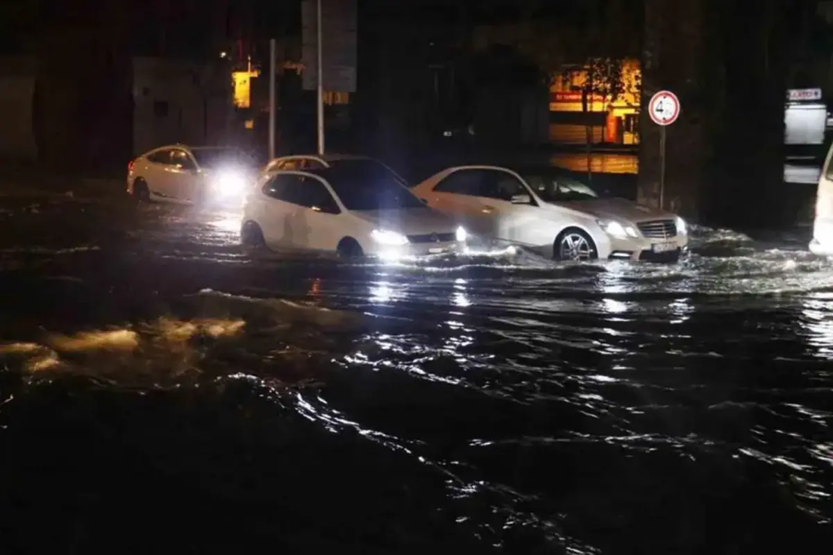 Adana'da sağanak yağış etkili oldu, otomobiller sular altında kaldı