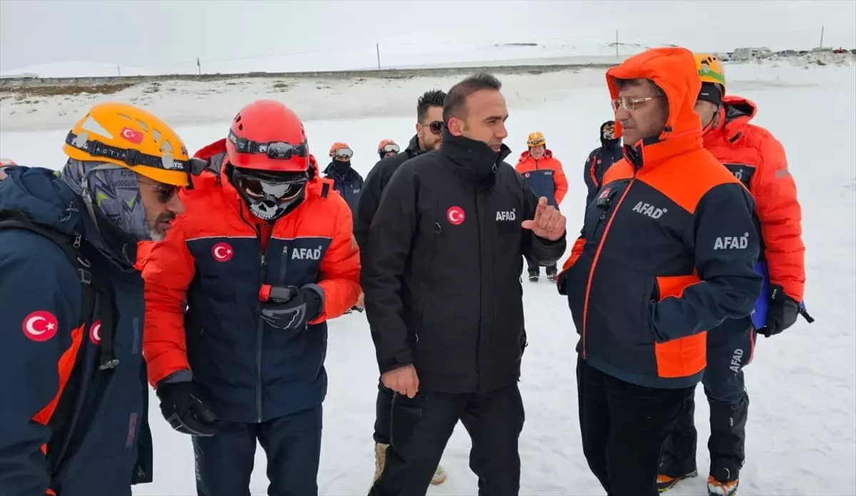 AK Parti Van Milletvekili Türkmenoğlu, çığda arama kurtarma eğitimi alan ekipleri ziyaret etti