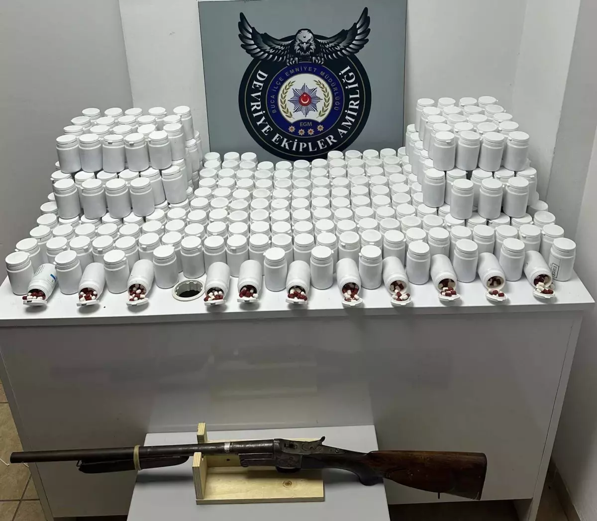 Aracında 17 bin sentetik hap ele geçirilen şüpheliye gözaltı