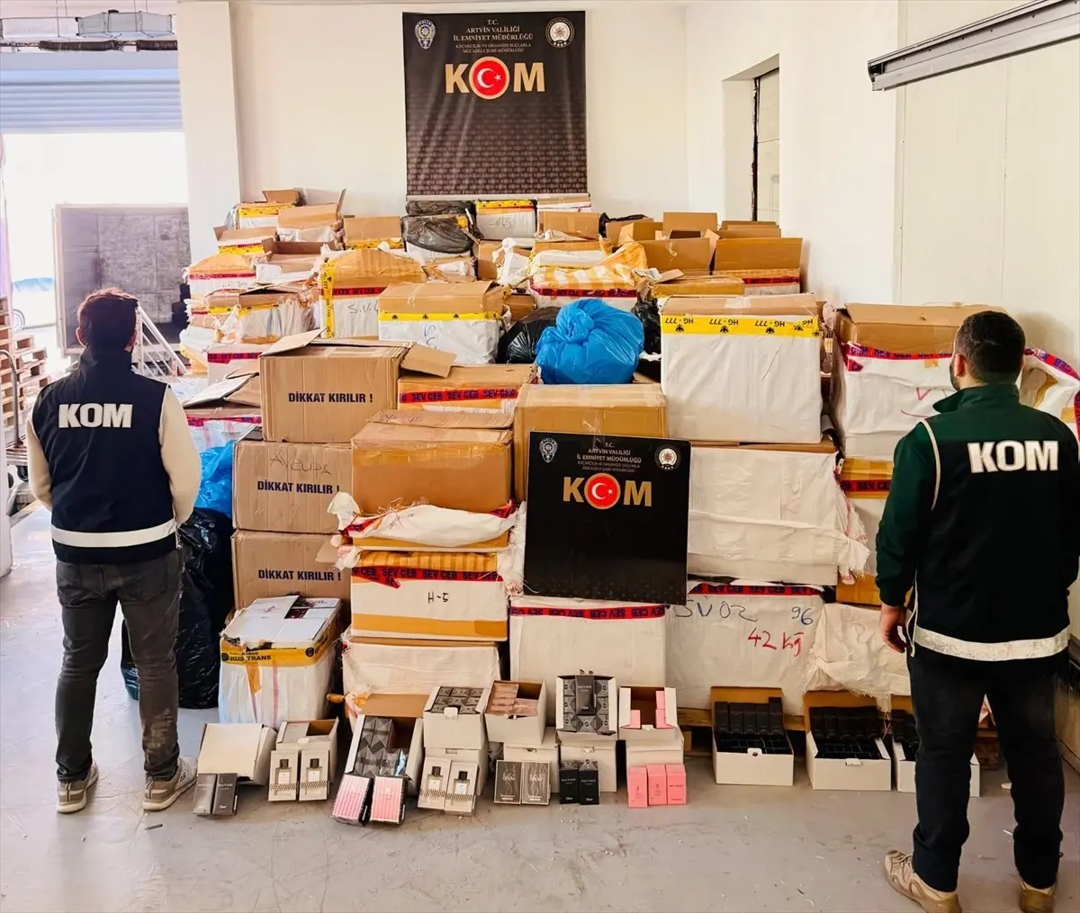 Artvin'de tırda 300 milyon liralık kaçak parfüm ve takviye ürünü ele geçirildi