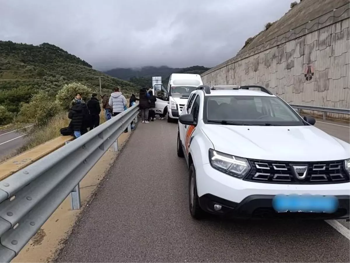 Ayvacık'ta 27 kaçak göçmen ile 2 göçmen kaçakçısı yakalandı