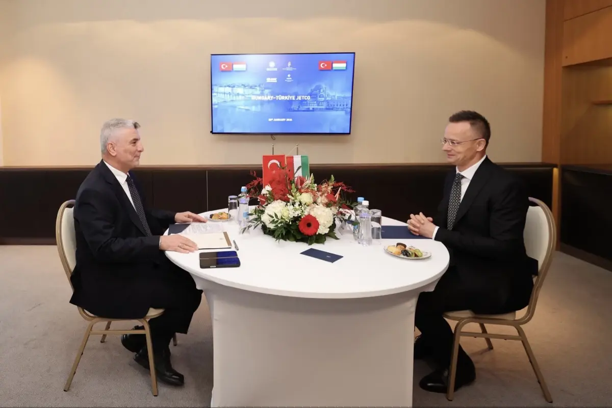 Bakan Bolat, Macaristan Dışişleri ve Ticaret Bakanı Szijjarto ile görüştü