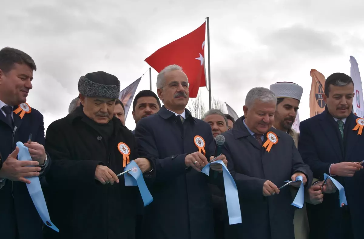 Bakan Uraloğlu: Bölünmüş yol ağımızı, 30 bin kilometrenin üzerine çıkarmanın gururunu yaşıyoruz