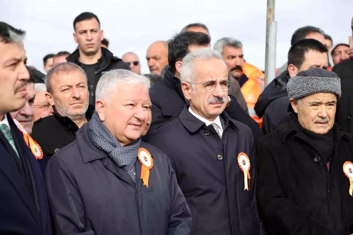 Bakan Uraloğlu: "Bölünmüş yol ağını 30 bin kilometrenin üzerine çıkarmanın gururunu yaşıyoruz"