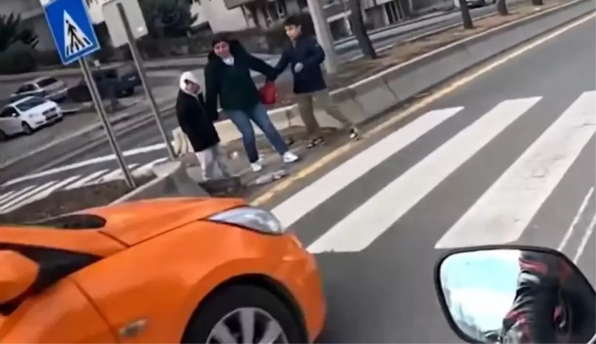 Bakan Yerlikaya: Ankara'da yaya geçidindeki anne ve çocuklarına yol vermeyen 2 taksi şoförü yakalandı