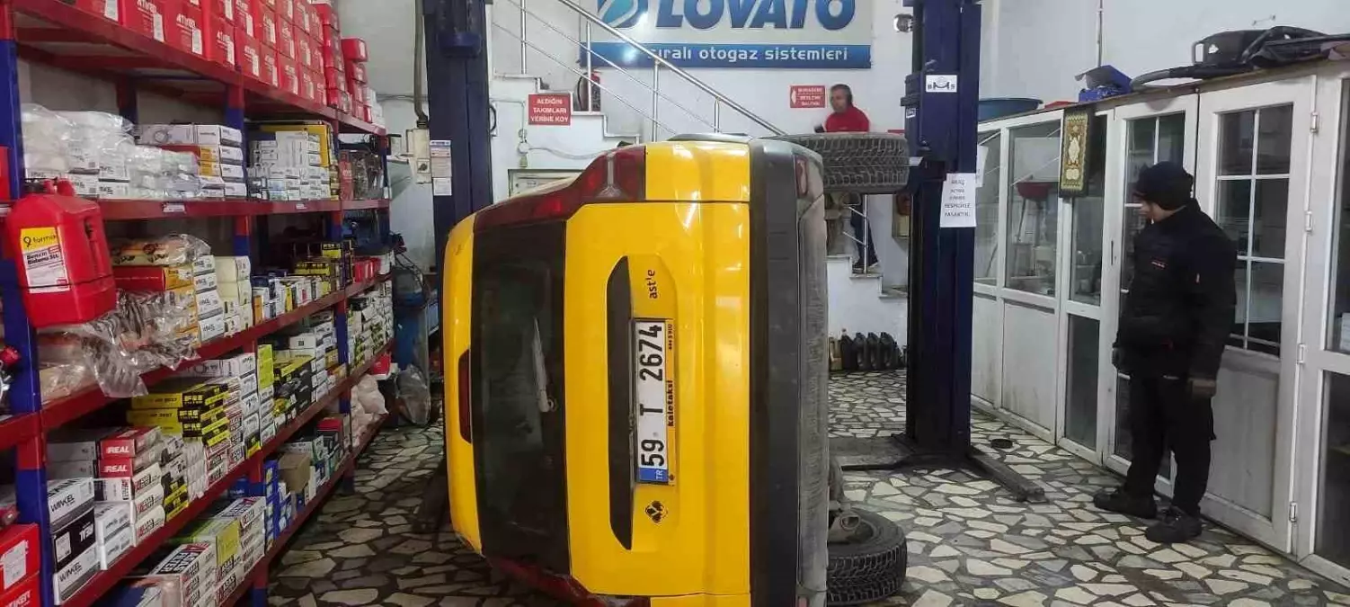 Bakım için servise bırakılan taksi liftten düştü