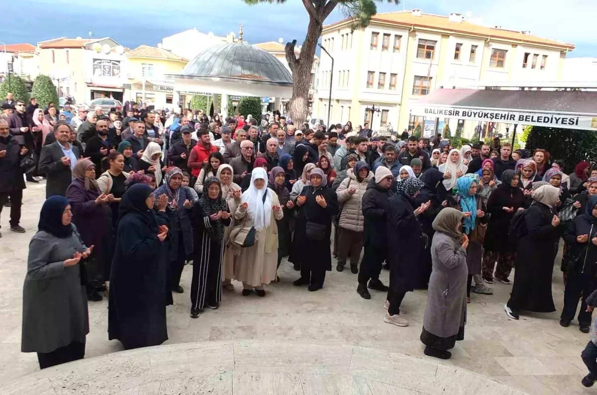 Balıkesir'de umreciler dualarla uğurlandı
