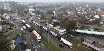 Balkan ülkelerindeki yüzlerce kamyon ve tır şoförü, AB'nin yeni geçiş sistemini protesto ediyor