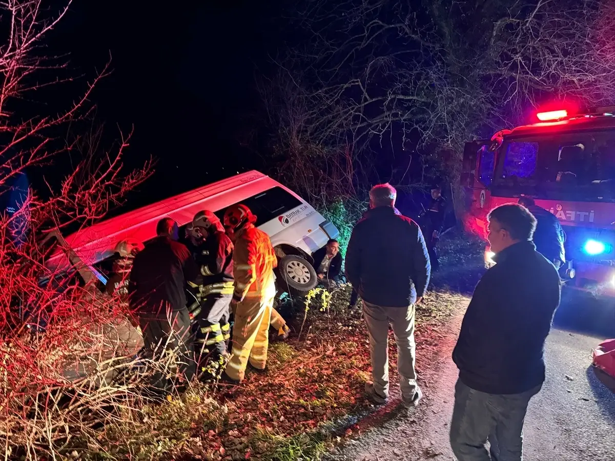Bartın'da devrilen minibüsteki 4 kişi yaralandı