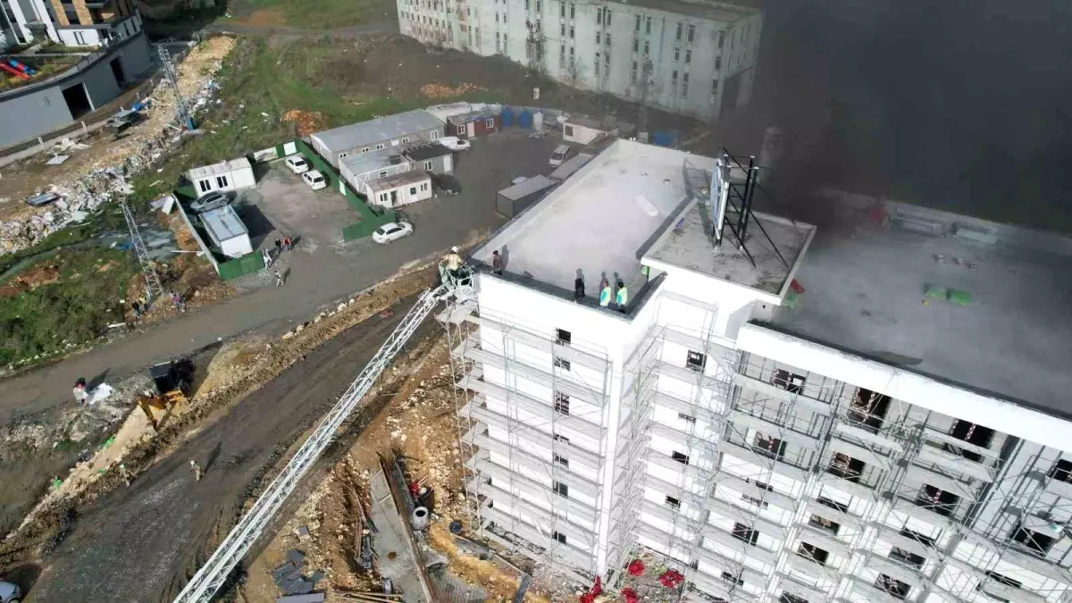 Başakşehir'de şantiyede korkutan yangın: İşçiler çatıya sığındı