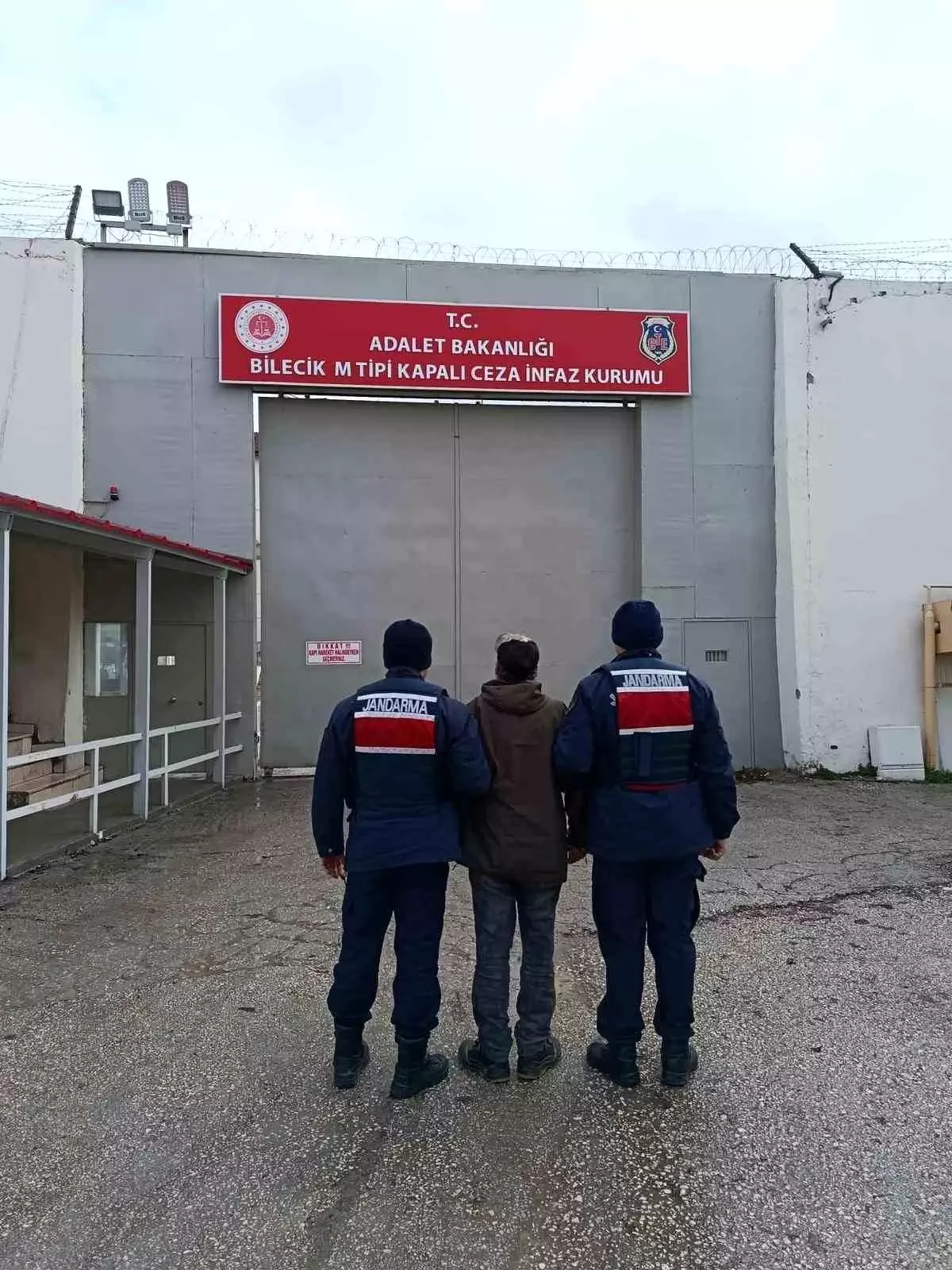 Bilecik'te 3 ayrı suçtan hakkında 3 yıl 9 ay kesinleşmiş hapis cezası bulunan şahıs yakalandı