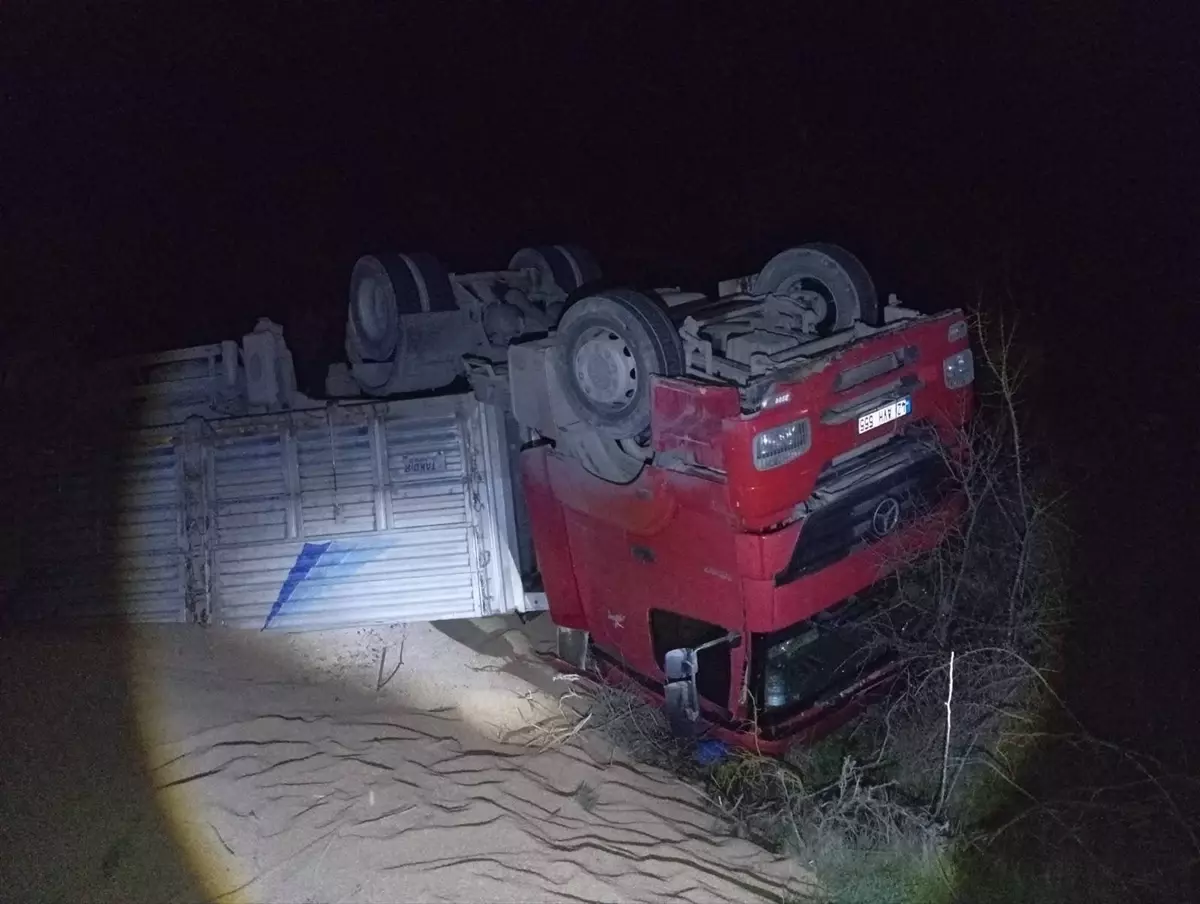 Bilecik'te devrilen çekicideki 3 kişi yaralandı