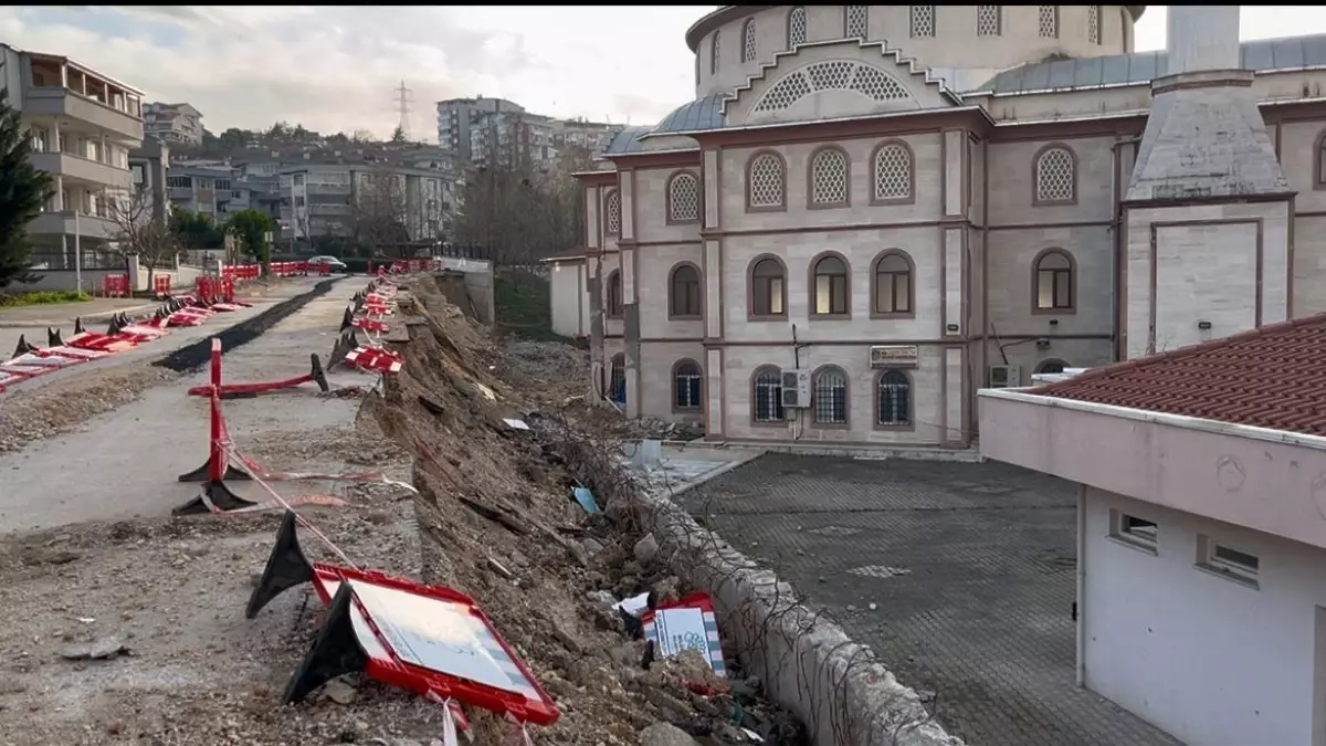 Bursa'da 2 aylık çile...Çöken duvar yolu da camiyi de kapattı