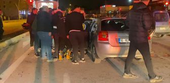 Çorum'da kırmızı ışıkta bekleyen çekiciye çarpan otomobilin sürücüsü yaralandı