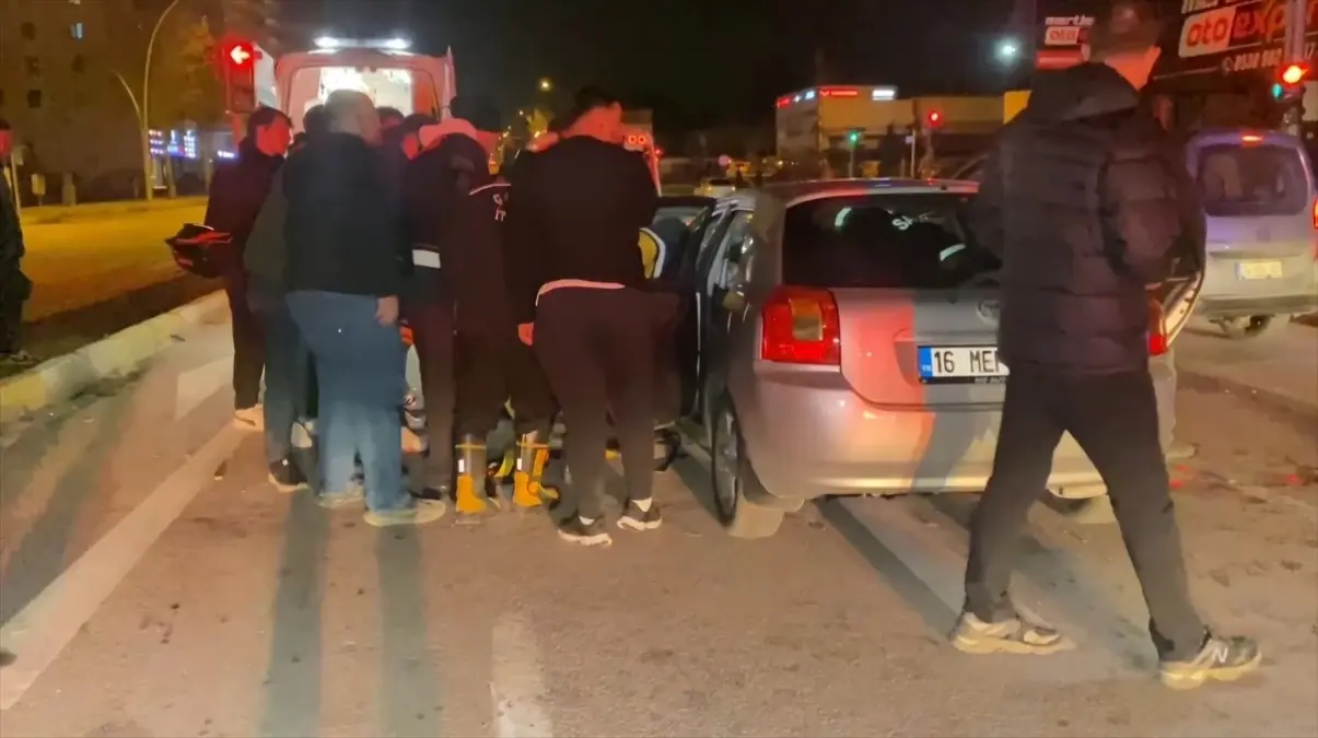 Çorum'da kırmızı ışıkta bekleyen çekiciye çarpan otomobilin sürücüsü yaralandı
