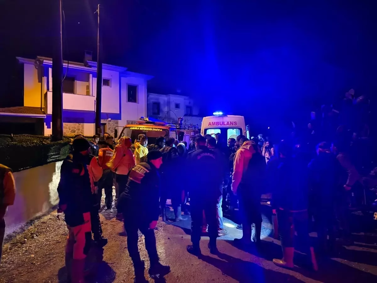 Datça'da sele kapılan aracın sürücüsü ağaç dalına tutunarak hayatta kaldı