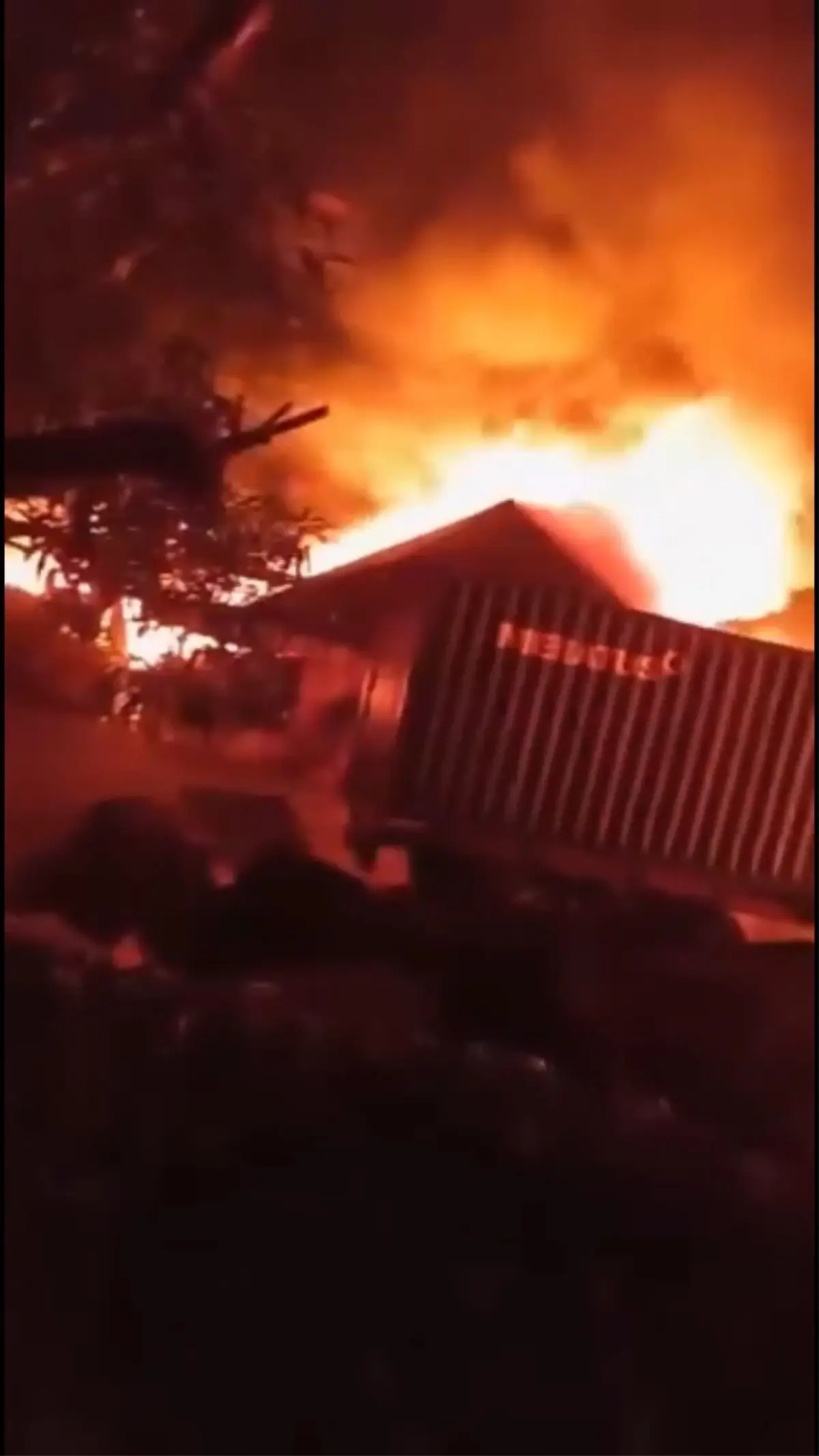 Endonezya'da fabrika yangını