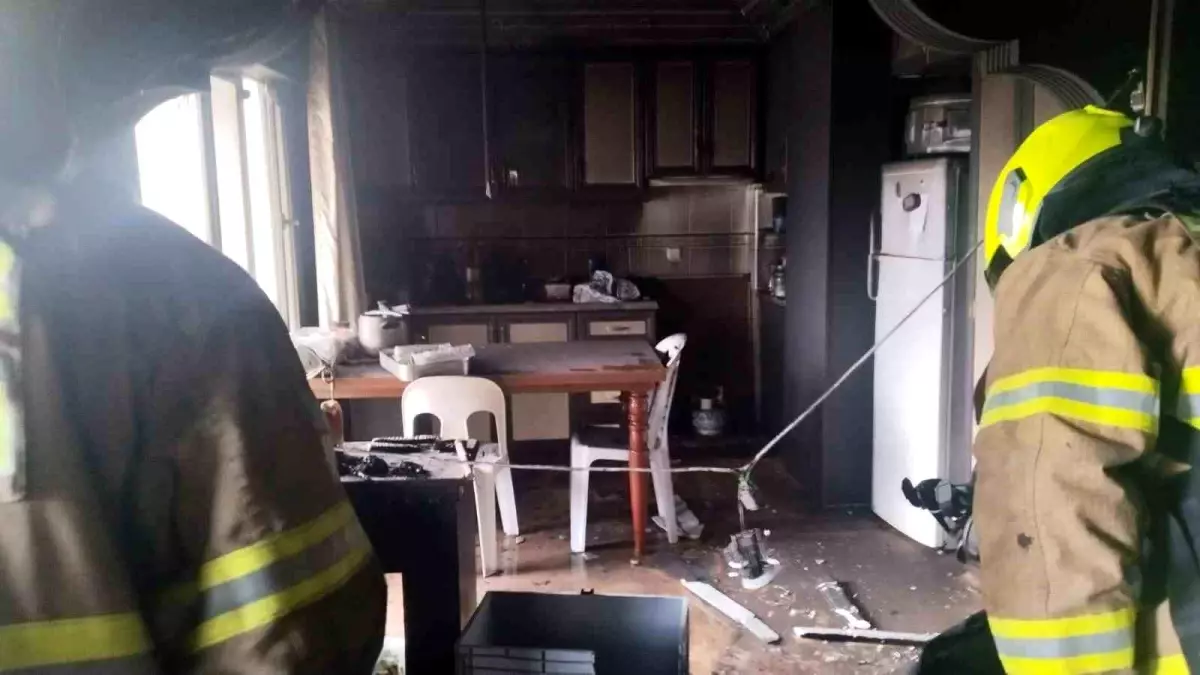 Erdek'te bir apartman dairesi alevlere teslim oldu