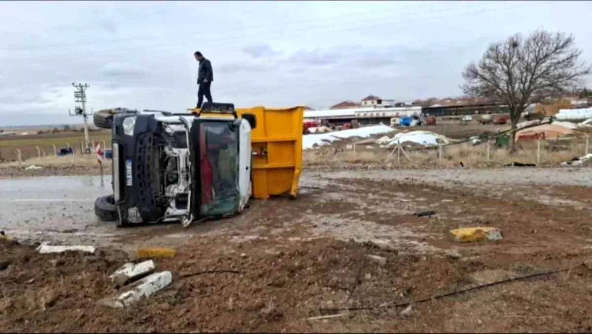 Ereğli'de kontrolden çıkan kamyon devrildi: 2 yaralı