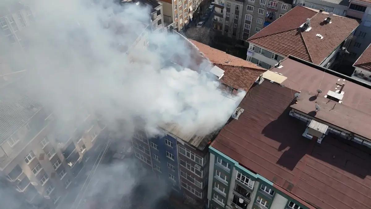 Esenler'de 5 katlı binanın çatı katında çıkan yangın söndürüldü