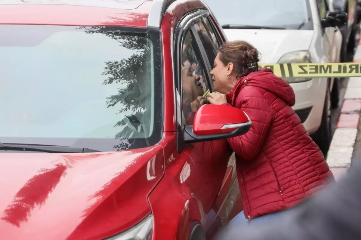Eşinin ölü bulunduğu aracın camına vurarak ağladı: Ne olur kalk aşkım