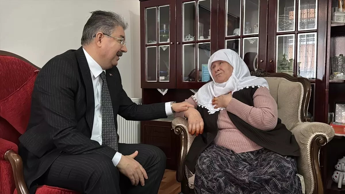Eskişehir Valisi Yılmaz, yaşlı vatandaşı evinde ziyaret etti