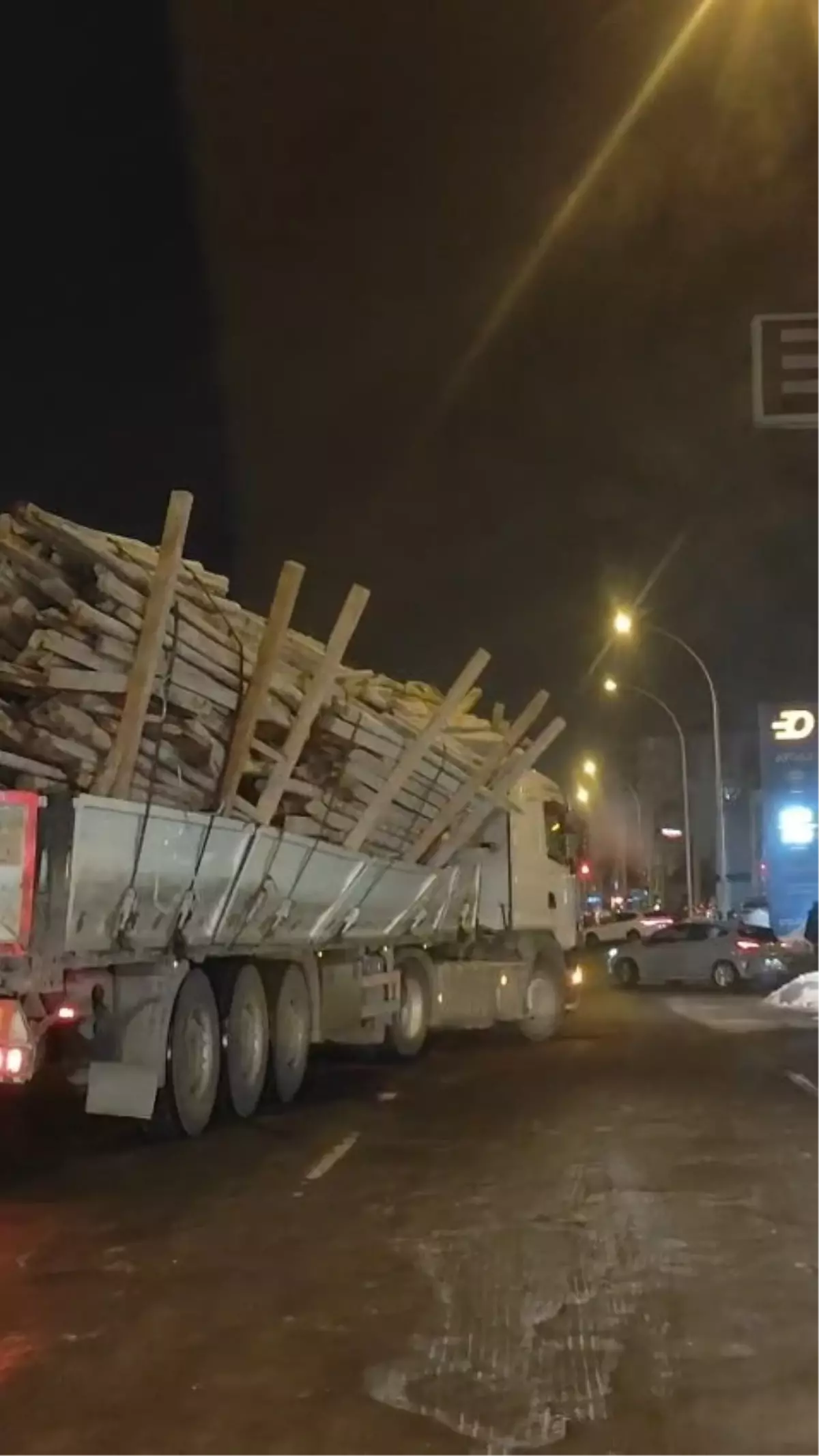 Fazla yük taşıyan TIR'ın tehlikeli yolculuğu kamerada
