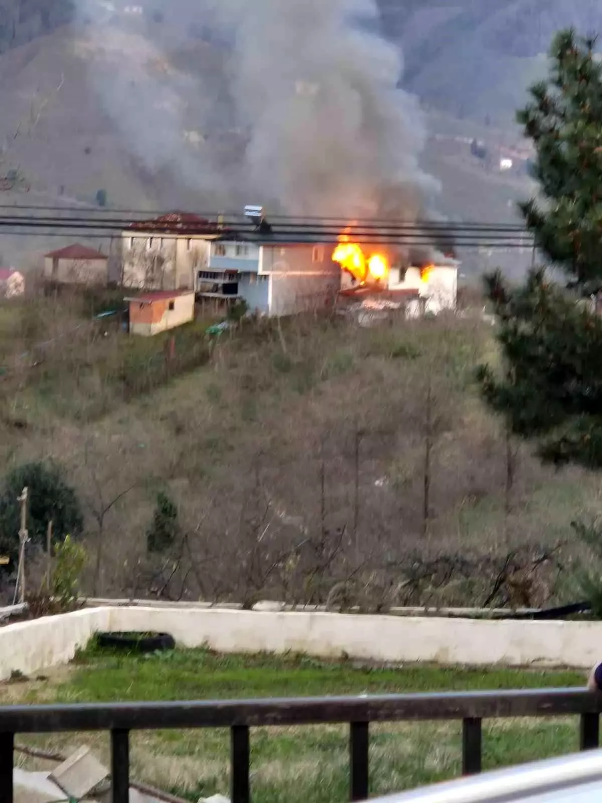 Giresun'da iki katlı ev alev alev yandı