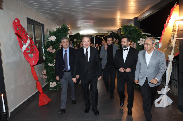 Haberler.com'un mutlu günü! Bilal Teymur ve Betül Kavak dünyaevine girdi