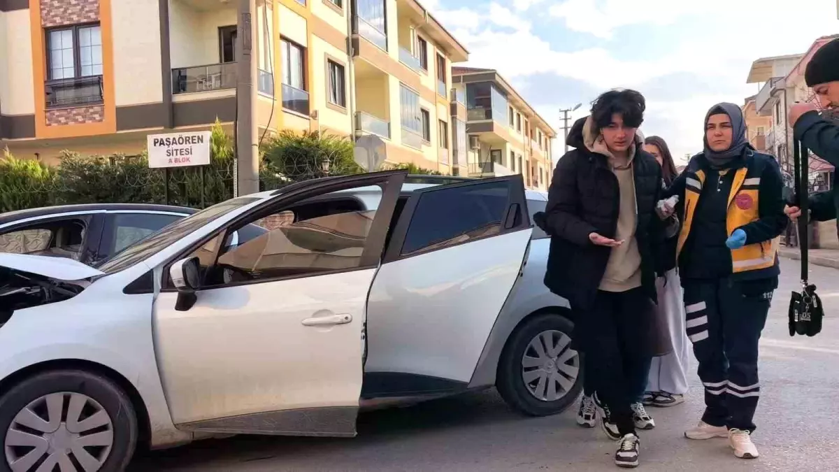 İnegöl'de otomobiller çarpıştı: 3 yaralı