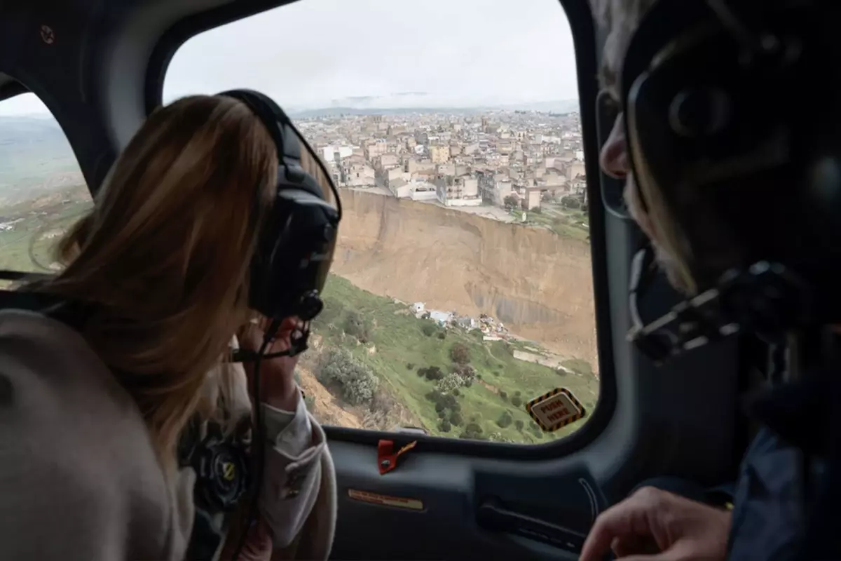 Meloni, felaketi yaşayan bölgeyi havadan inceledi