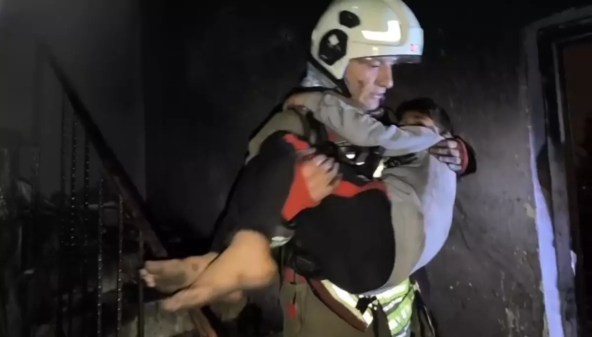 İtfaiye, yangında dumandan etkilenen 5'i çocuk 7 kişiyi kurtardı