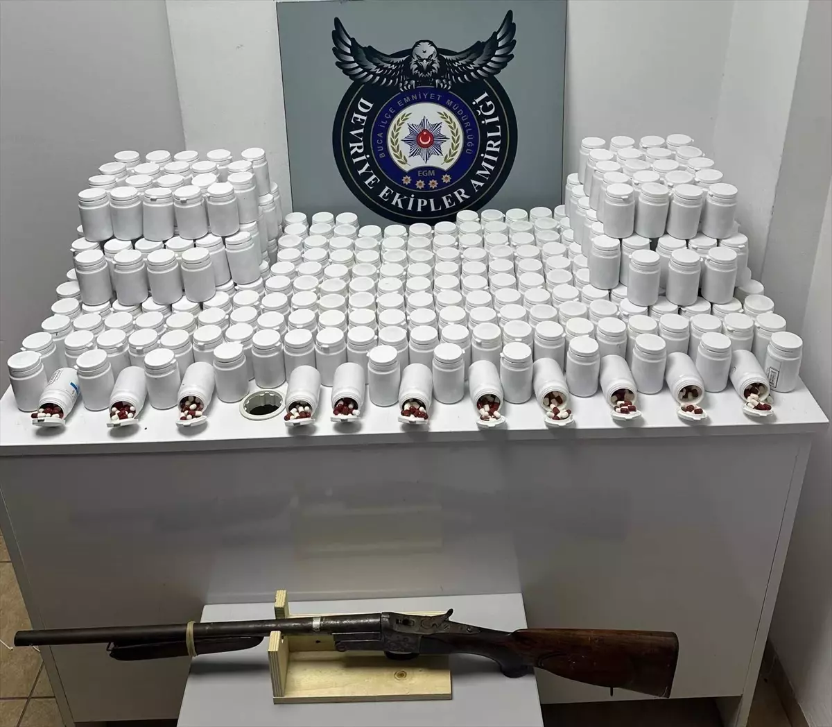 İzmir'de 17 bin sentetik hap ele geçirildi