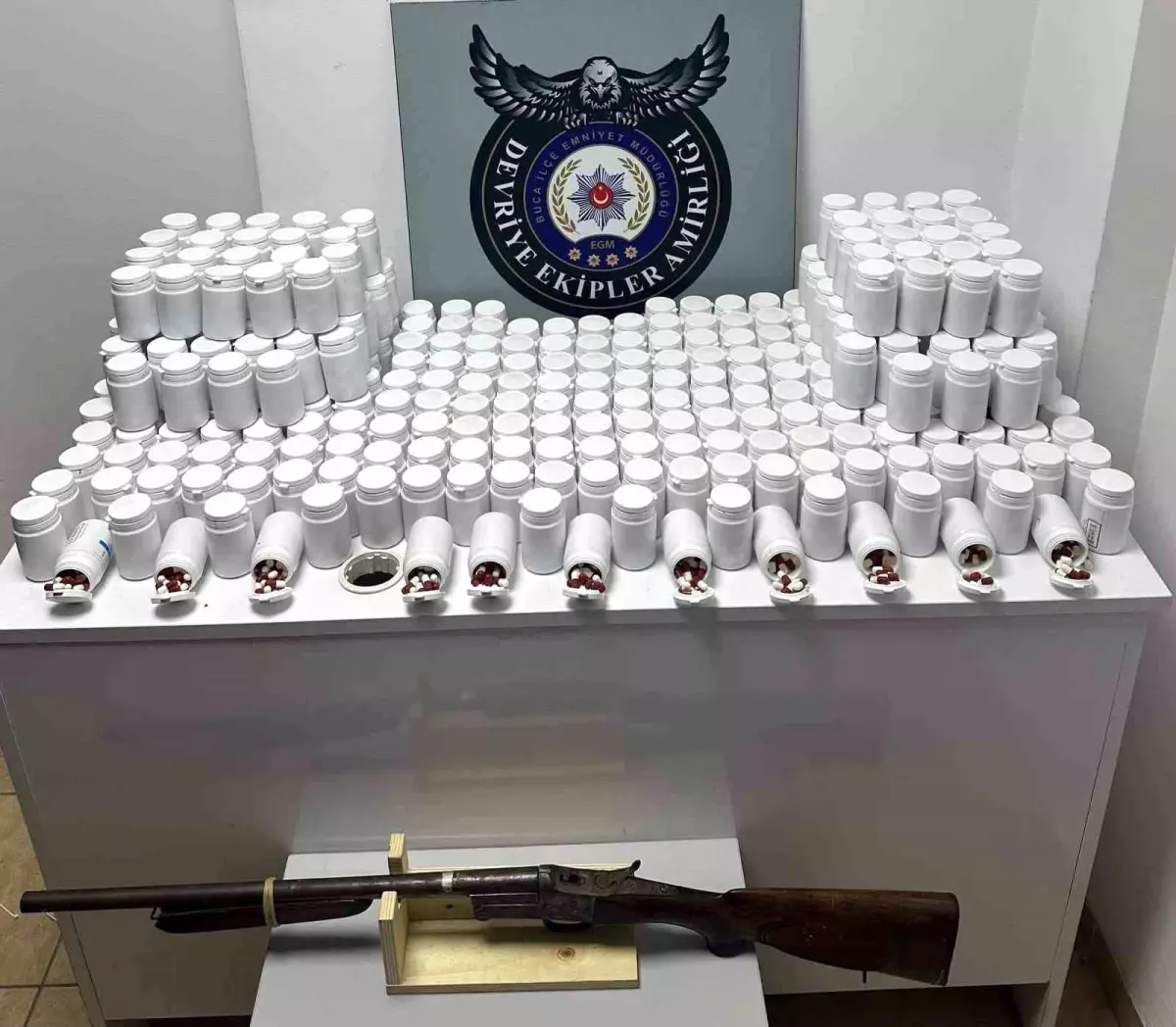 İzmir'de durdurulan araçtan binlerce uyuşturucu hap çıktı