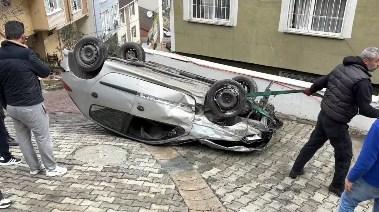 Kağıthane'de faciadan dönüldü: Doğal gaz kutusuna çarpan otomobil takla attı