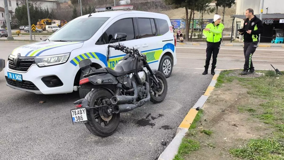 Kamyonet ile çarpışan motosikletteki 2 kişi yaralandı