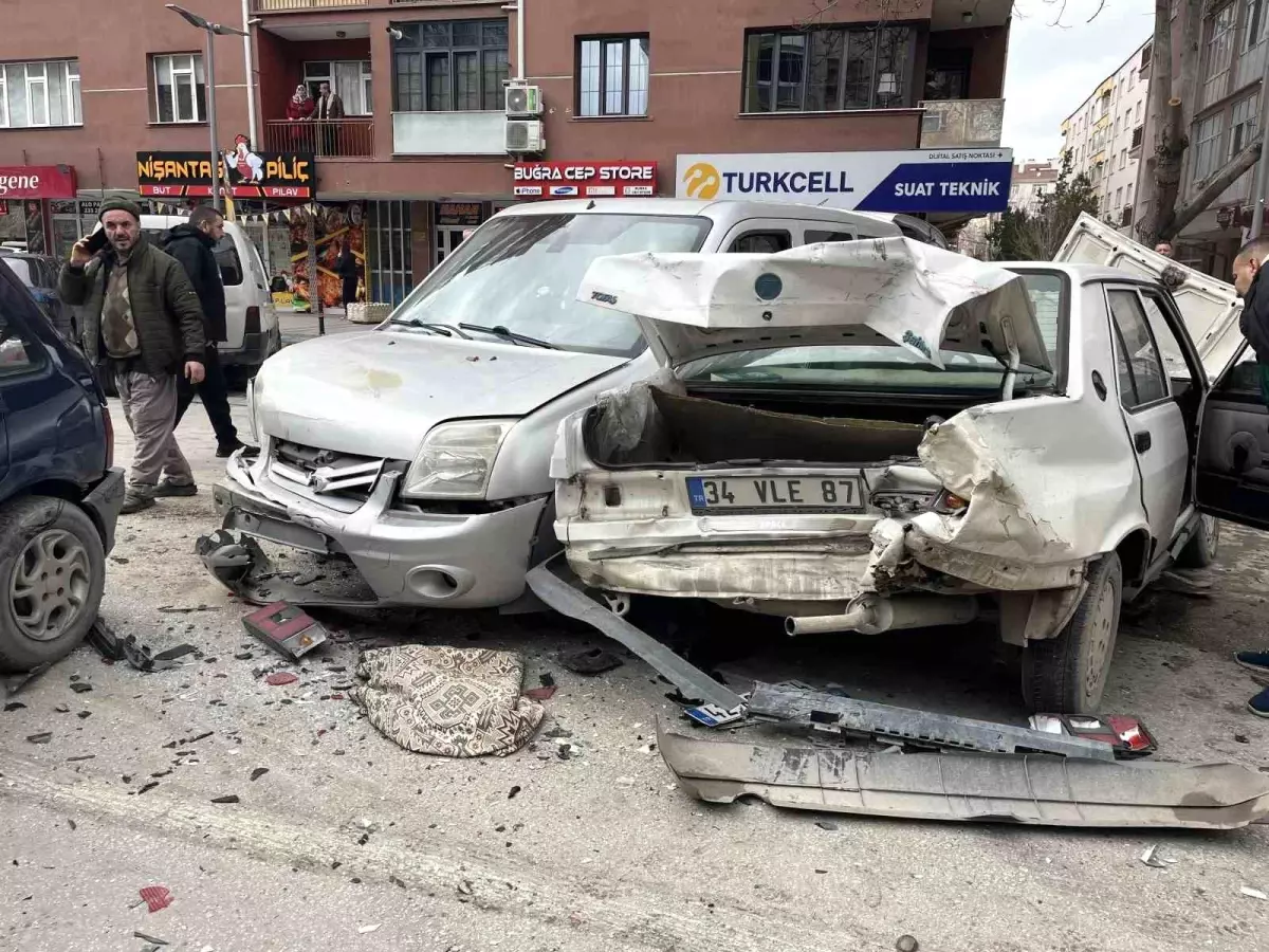 Kamyonet, kırmızı ışıkta bekleyen 7 aracın arasına daldı: 2 yaralı