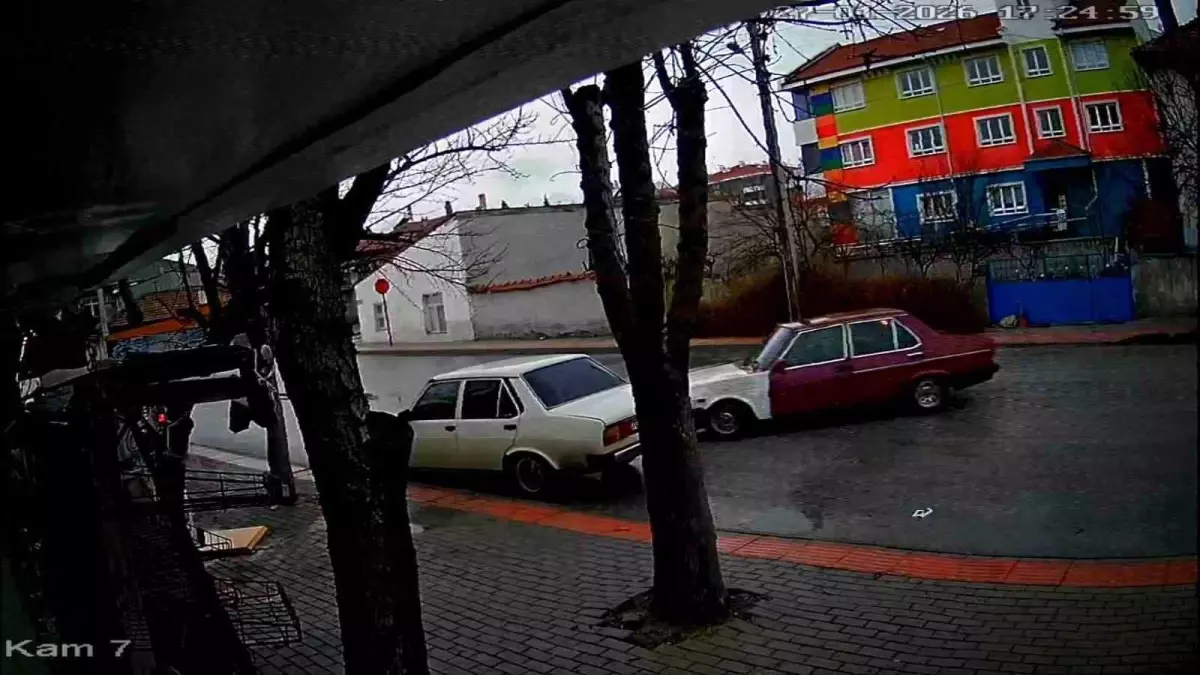 Karaman'da bir sürücünün park halindeki otomobile aracıyla çarparak kaçtığı anlar kameraya yansıdı