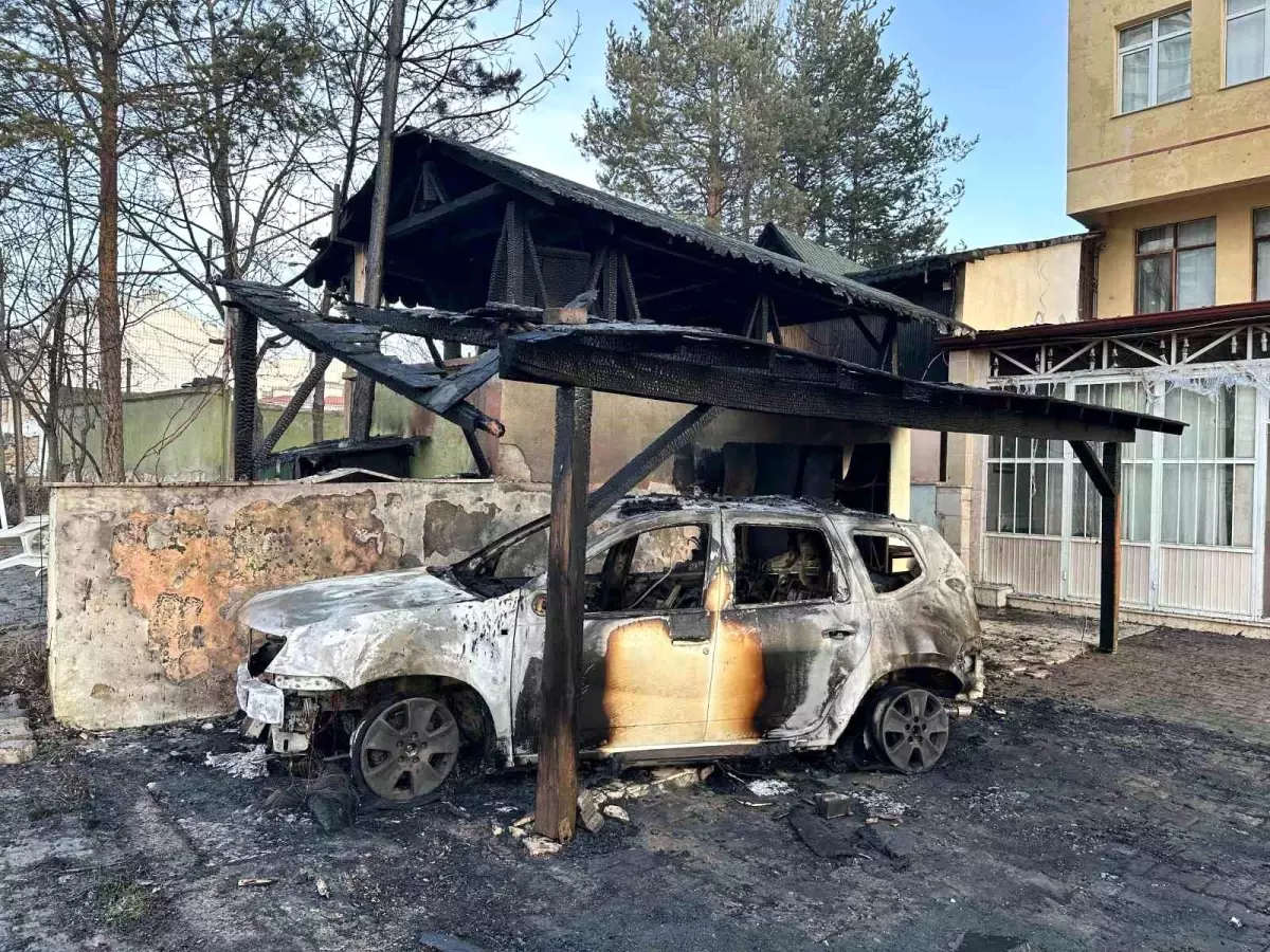 Kastamonu'da park halindeki cip yandı