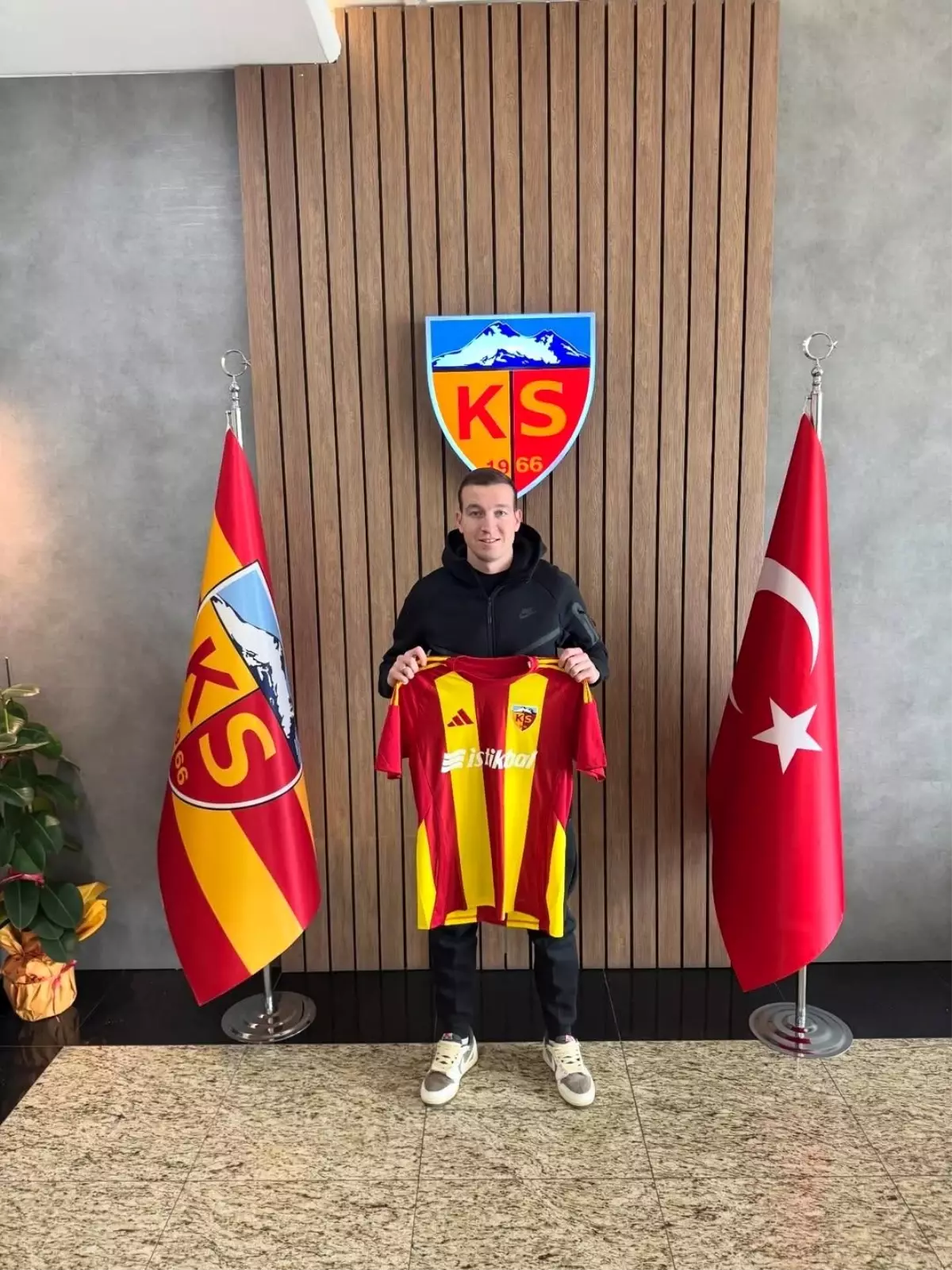 Kayserispor, Denis Makarov'u açıkladı