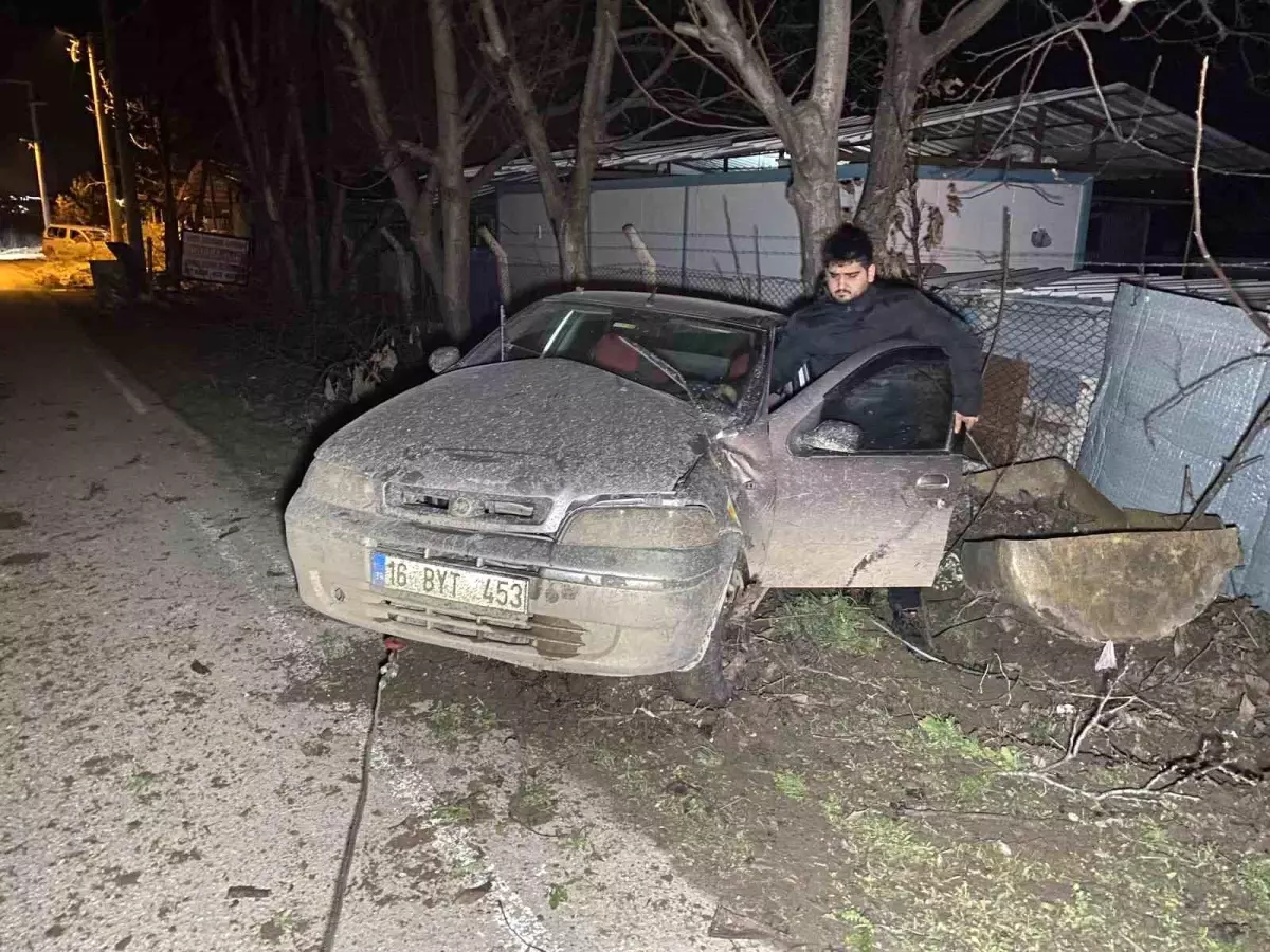 Kontrolden çıkan otomobil ağaca çarptı: 4 yaralı