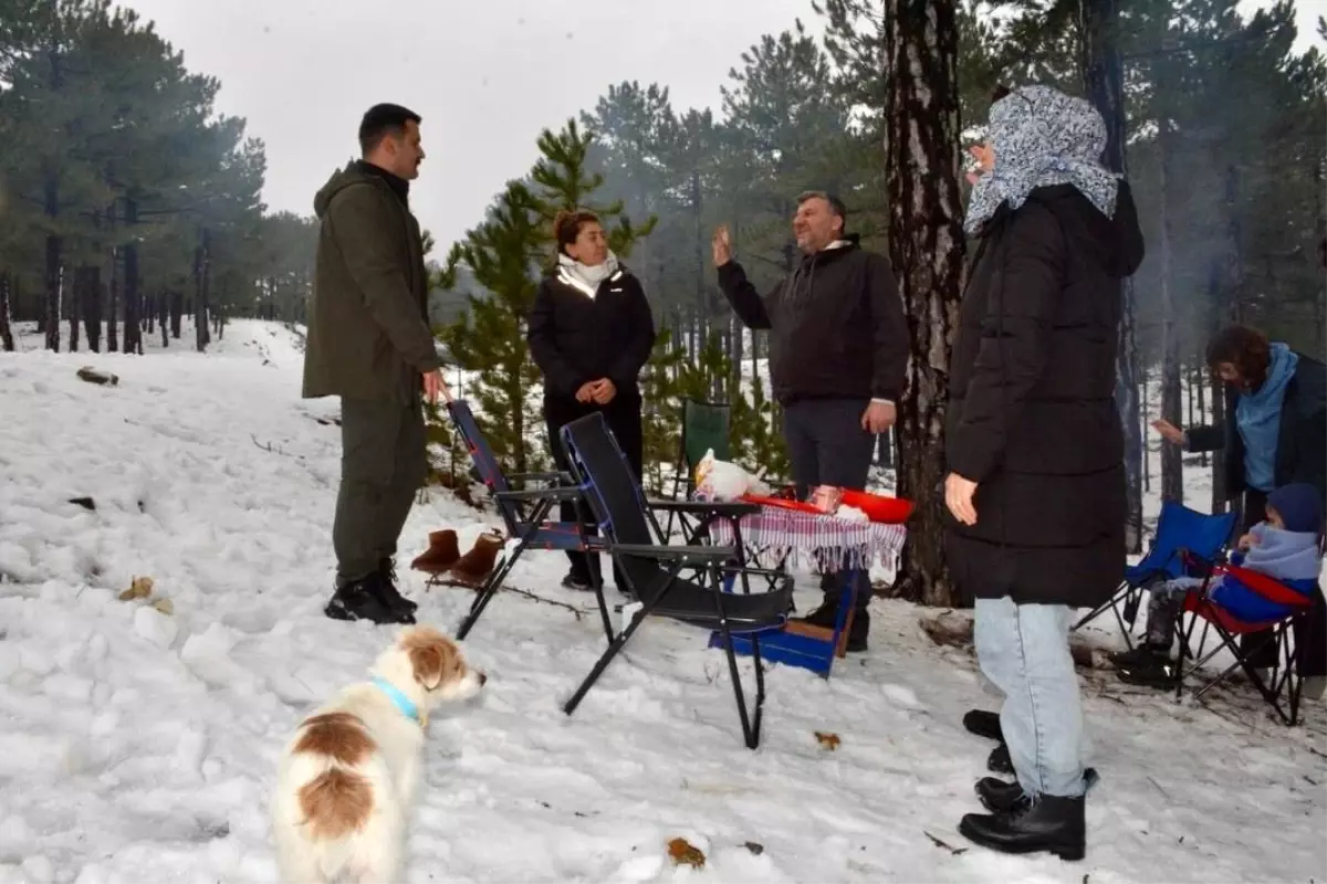 Köyceğiz Kaymakamı Kumcu, vatandaşların kar keyfine ortak oldu