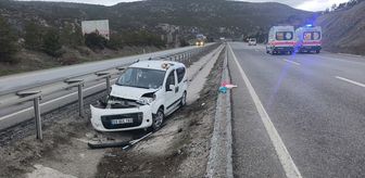 Kütahya'da hafif ticari aracın savrulduğu kazada 3 kişi yaralandı